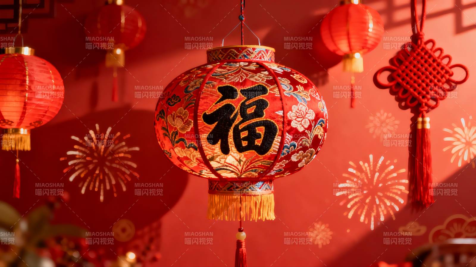 红色灯笼福字挂饰新年氛围浓厚图片