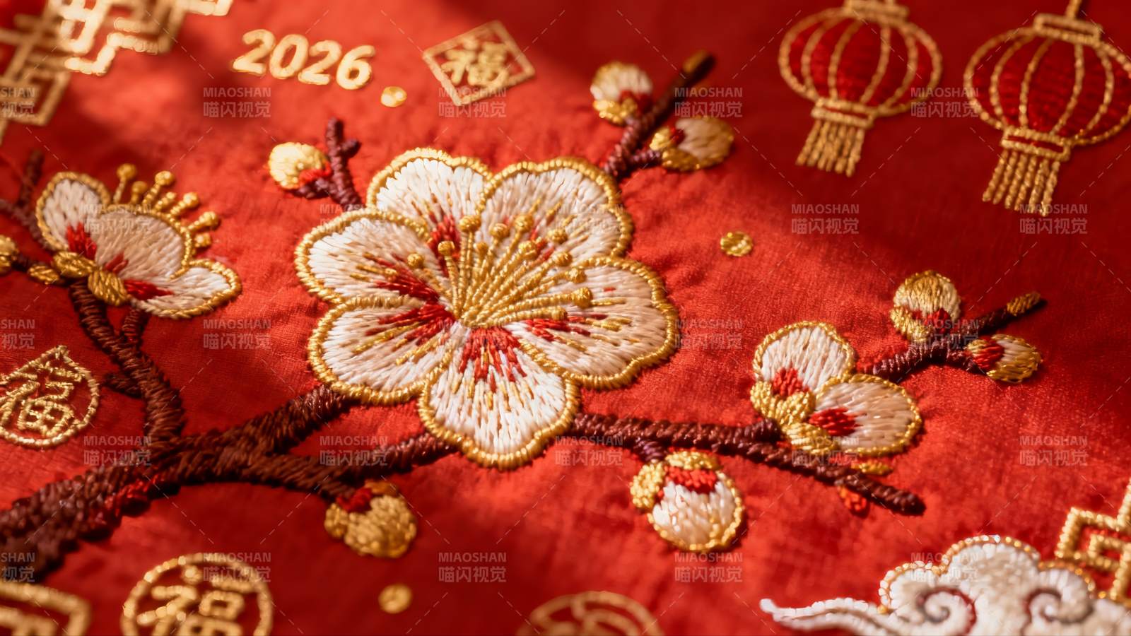 红色布料上的金色刺绣梅花图案图片
