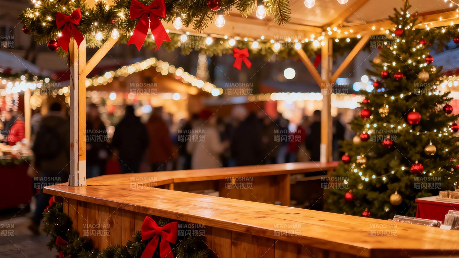 圣诞集市木屋与装饰树图片