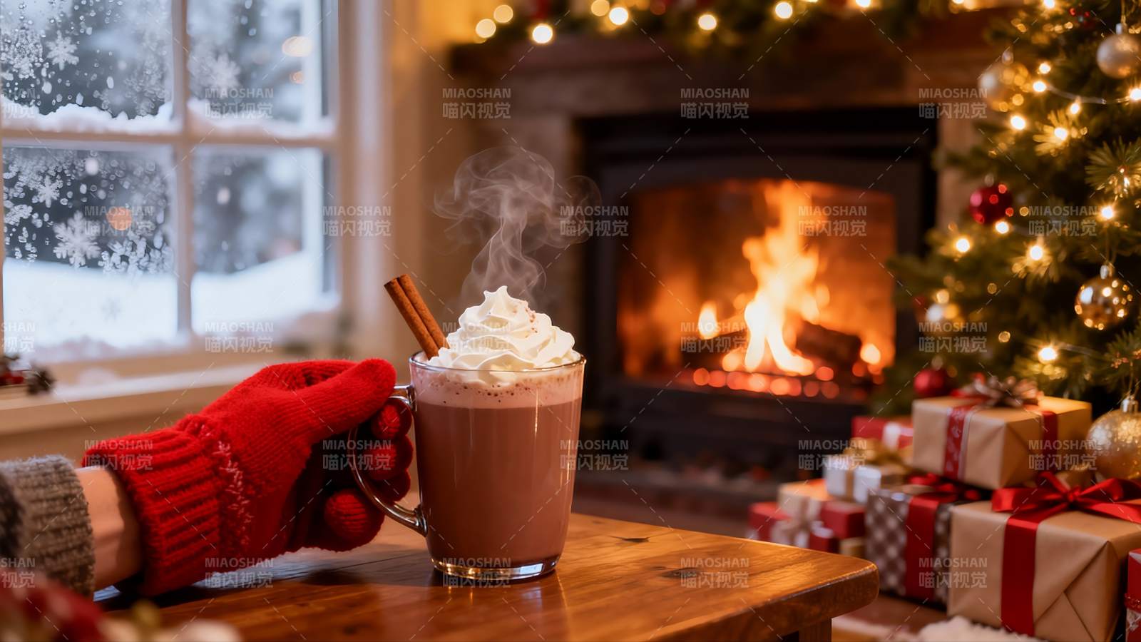 冬日壁炉旁热饮与圣诞礼物图片