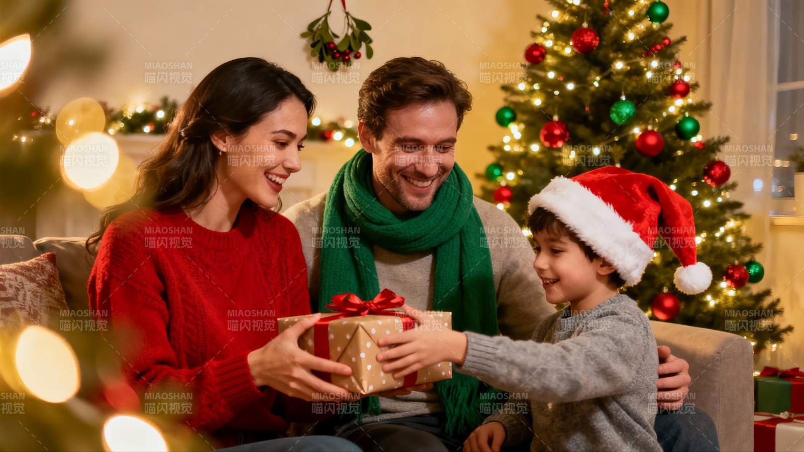 圣诞家庭温馨送礼场景图片