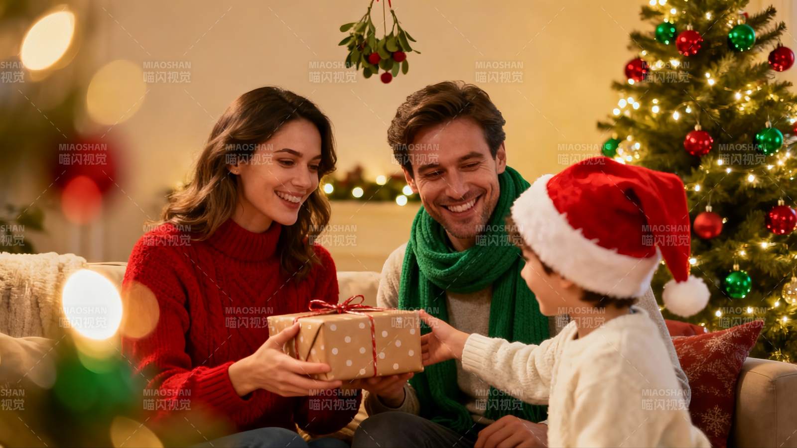 圣诞家庭温馨送礼场景图片