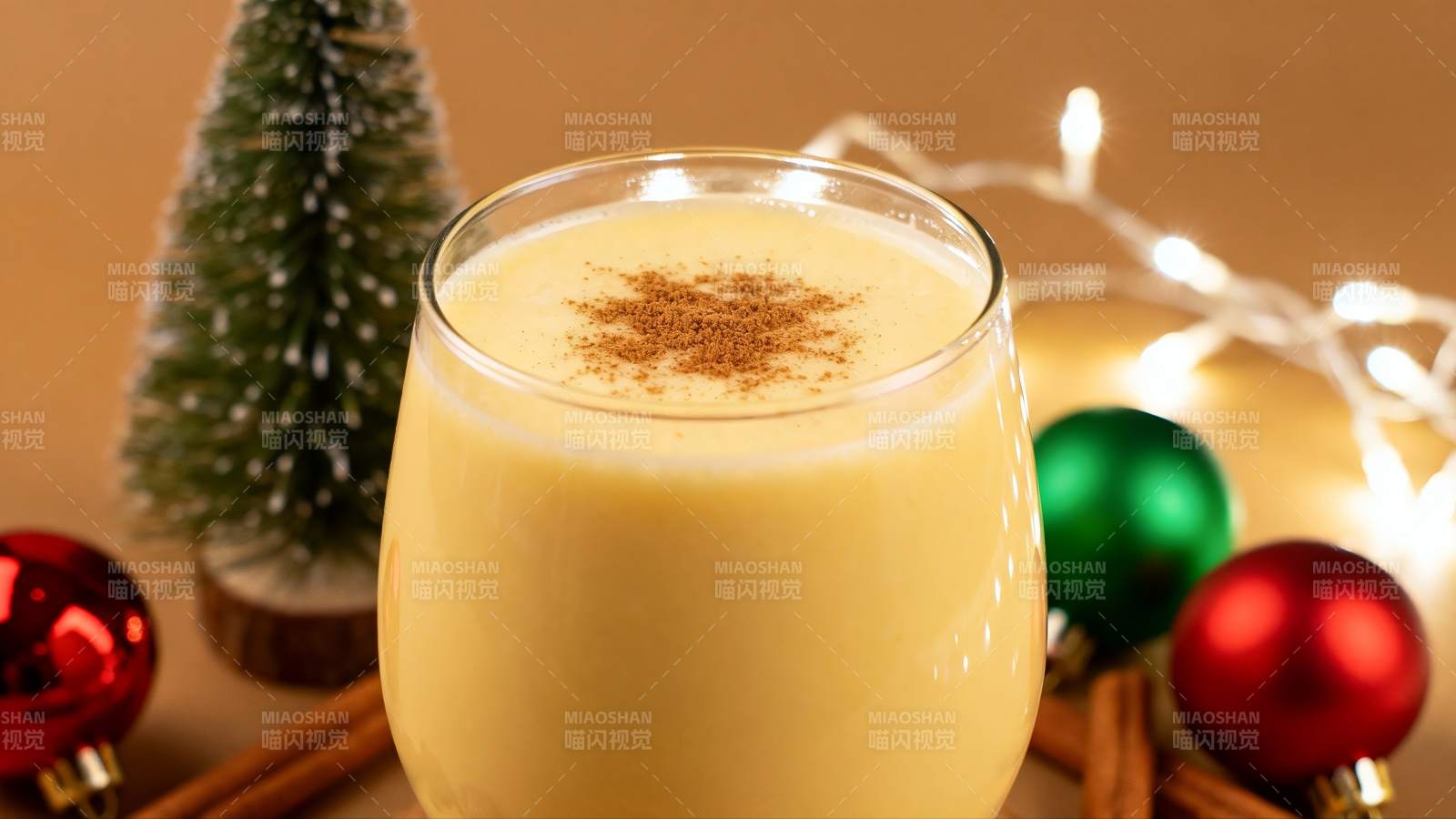 节日饮品配圣诞装饰图片