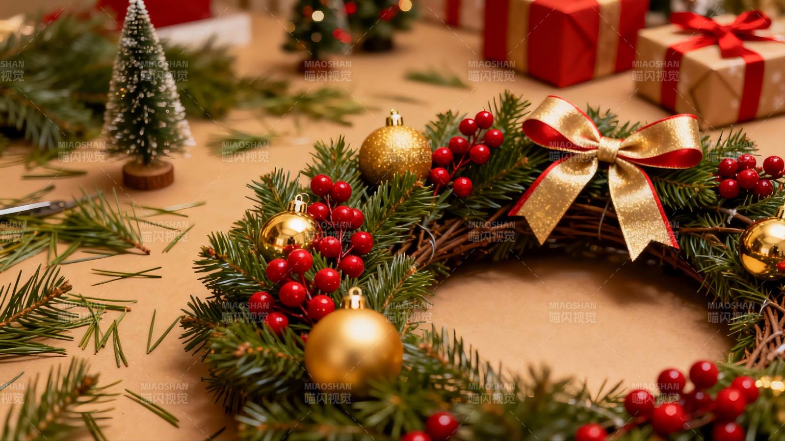 圣诞花环与礼物盒装饰场景图片