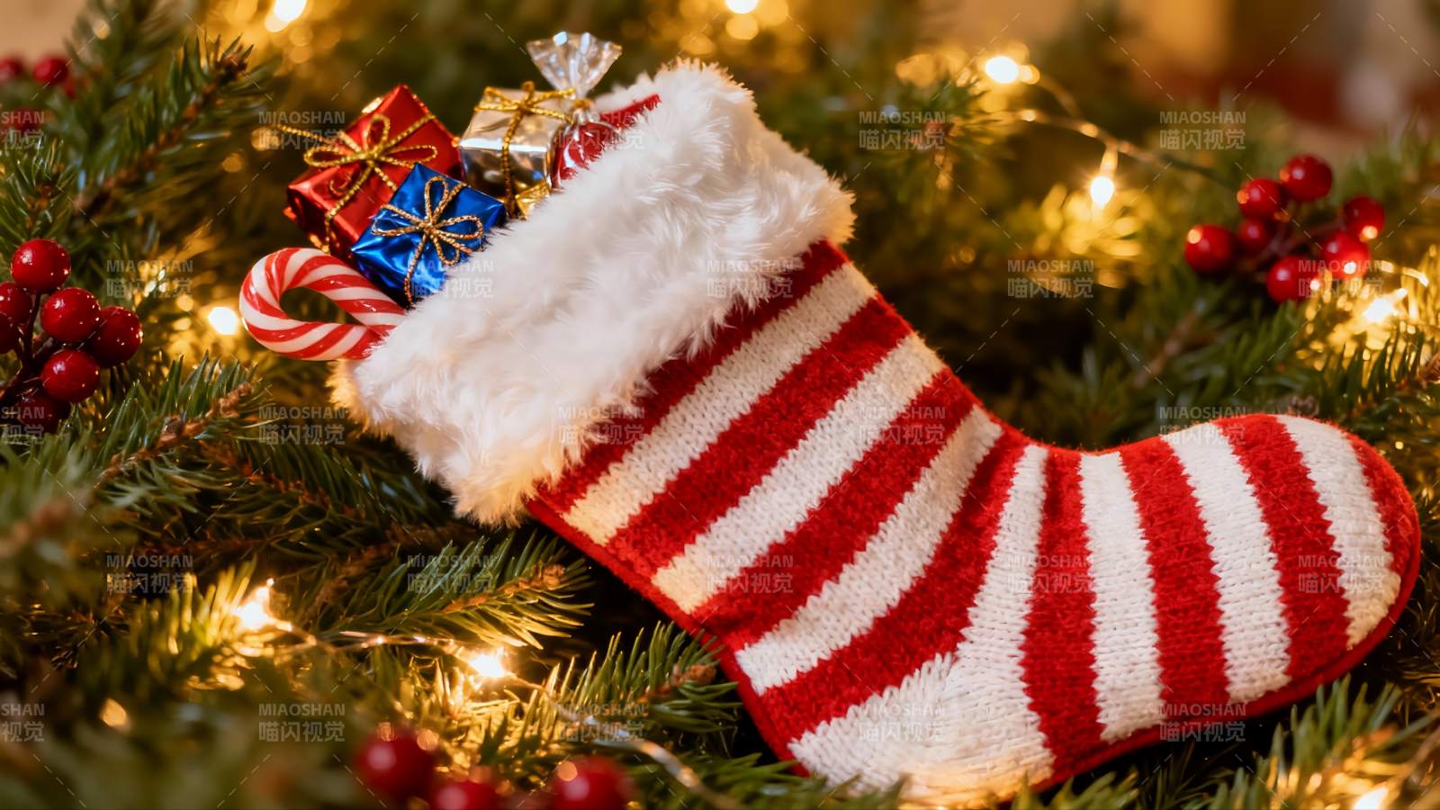 圣诞袜挂满节日礼物图片