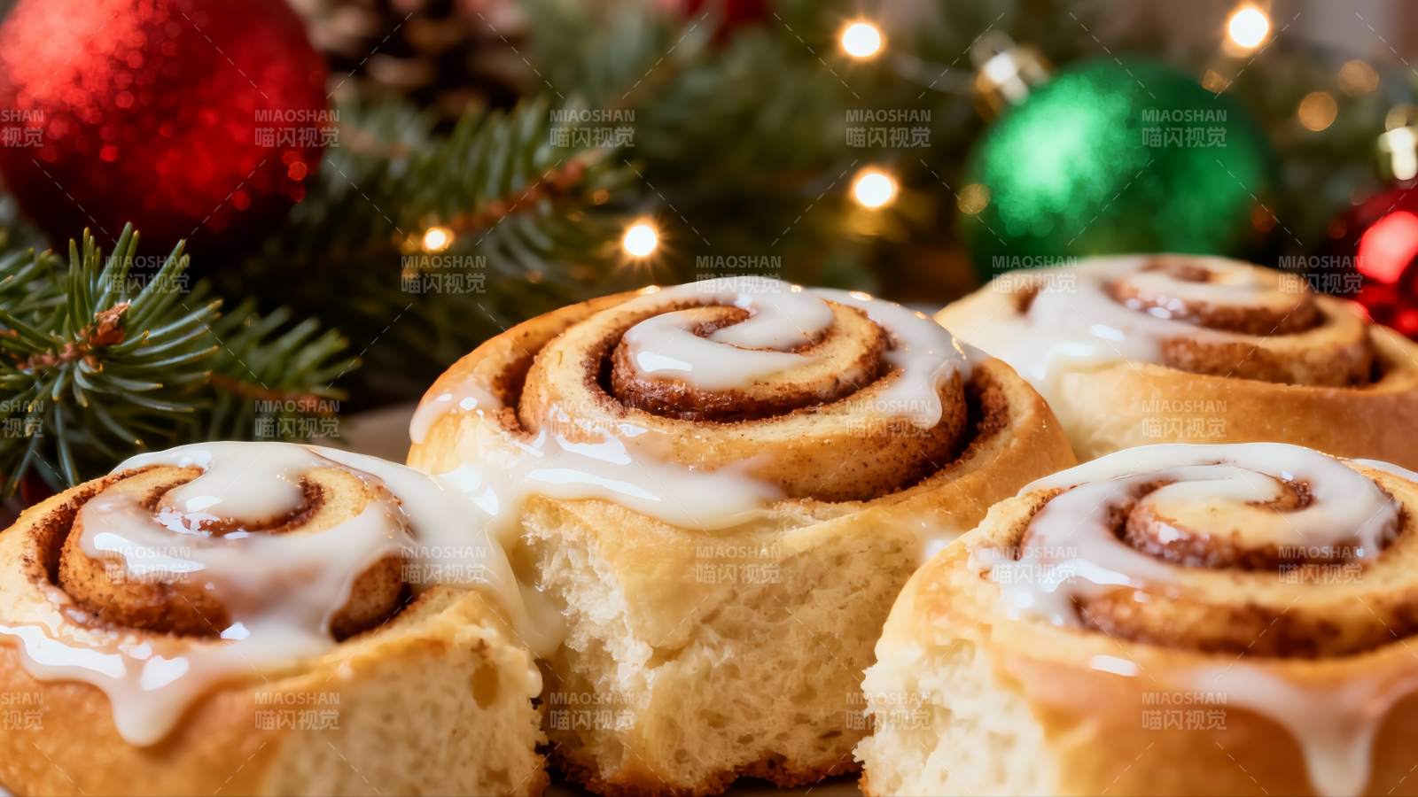 圣诞装饰下的肉桂卷特写图片