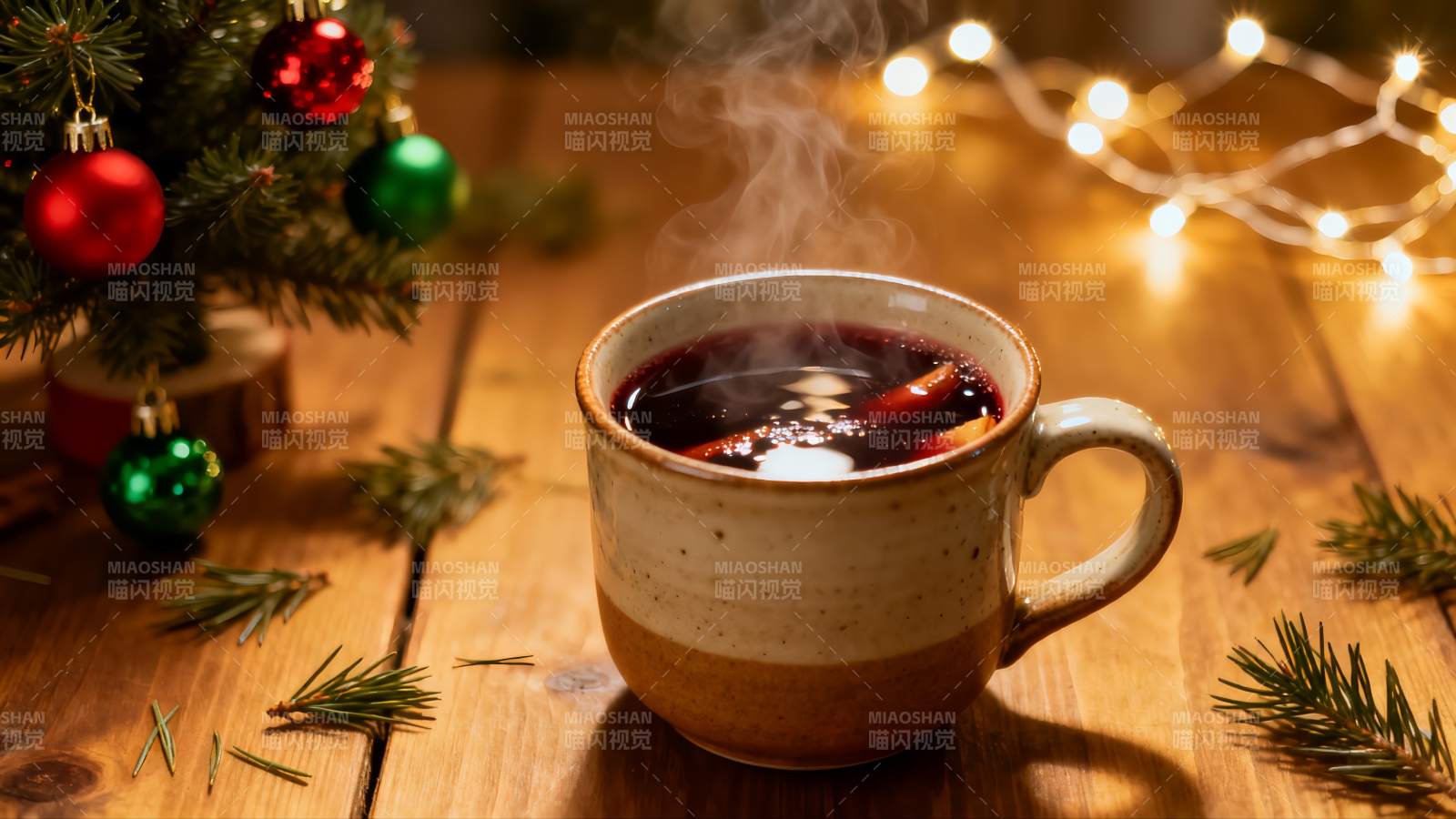 圣诞热饮木桌温馨场景图片