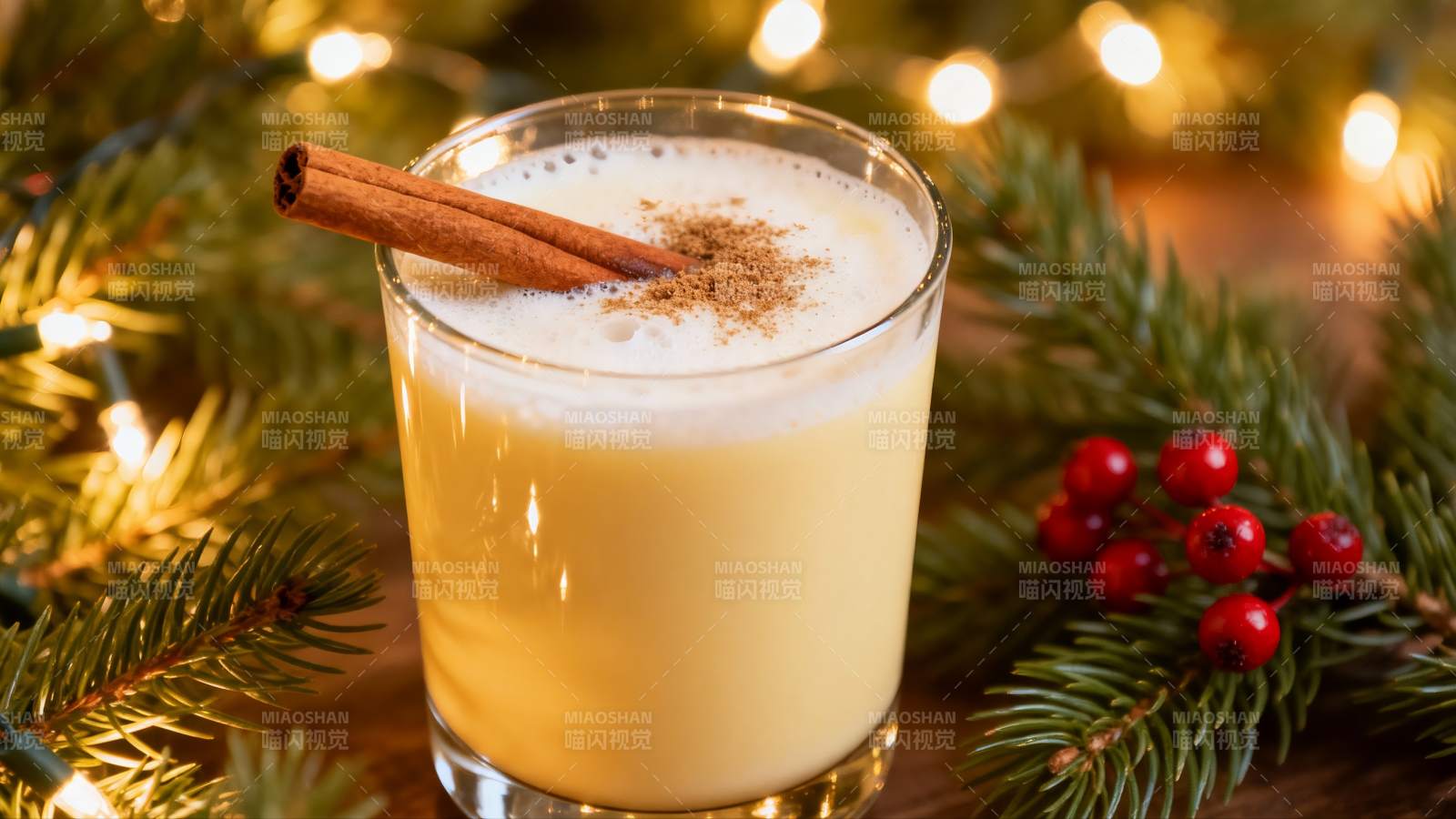 节日饮品配松枝与浆果图片