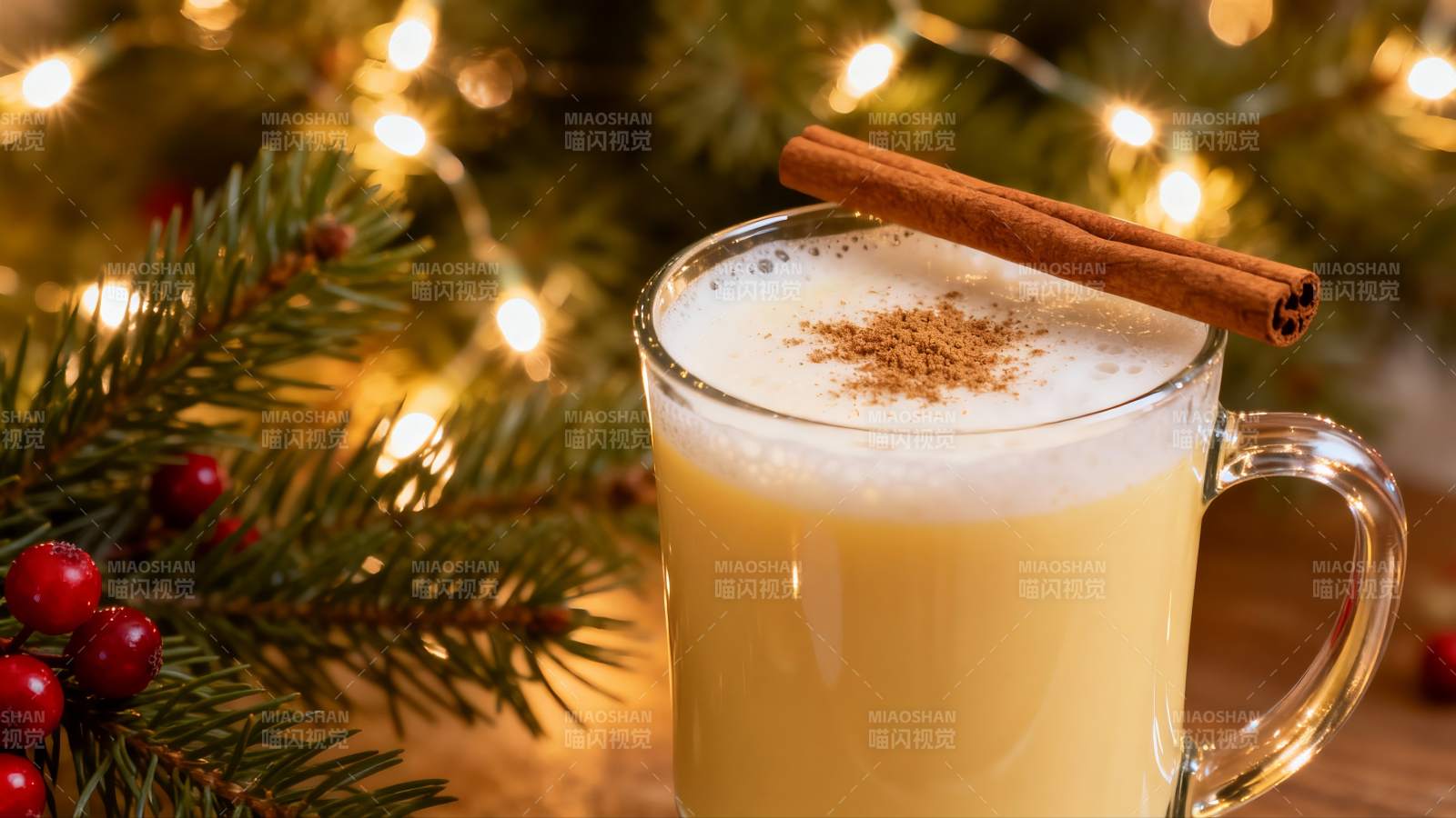 节日饮品配圣诞树装饰图片