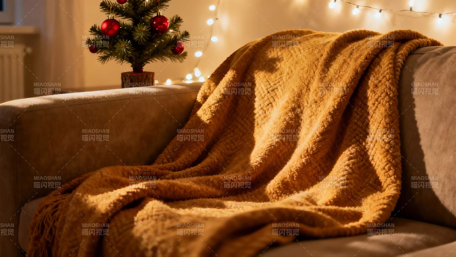 温暖毯子旁的圣诞树图片
