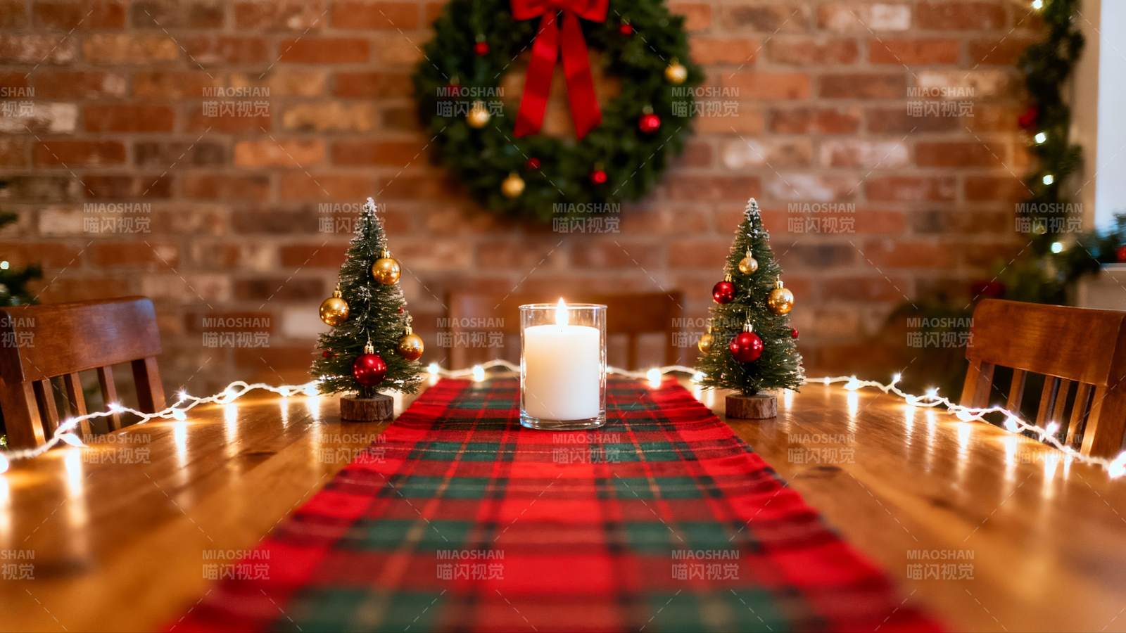 圣诞餐桌布置温馨节日氛围图片