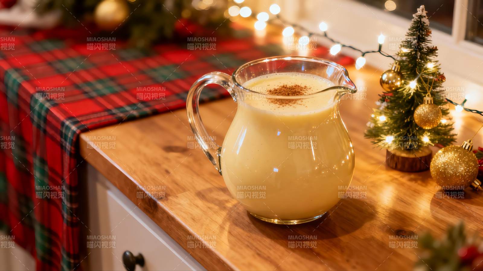 节日餐桌上的蛋酒与圣诞装饰图片
