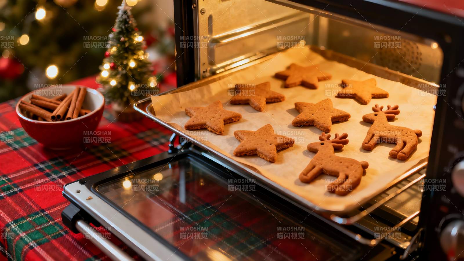 烤箱内圣诞饼干烘焙场景图片