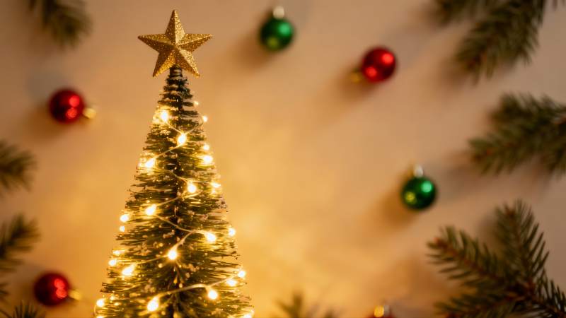 圣诞树灯光闪烁节日氛围浓厚图片