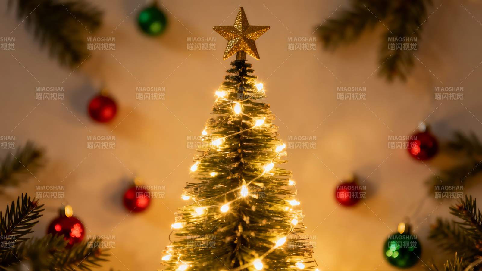 圣诞树灯光闪烁节日氛围浓厚图片