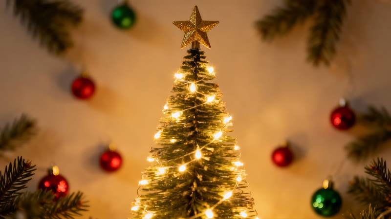 圣诞树灯光闪烁节日氛围浓厚图片