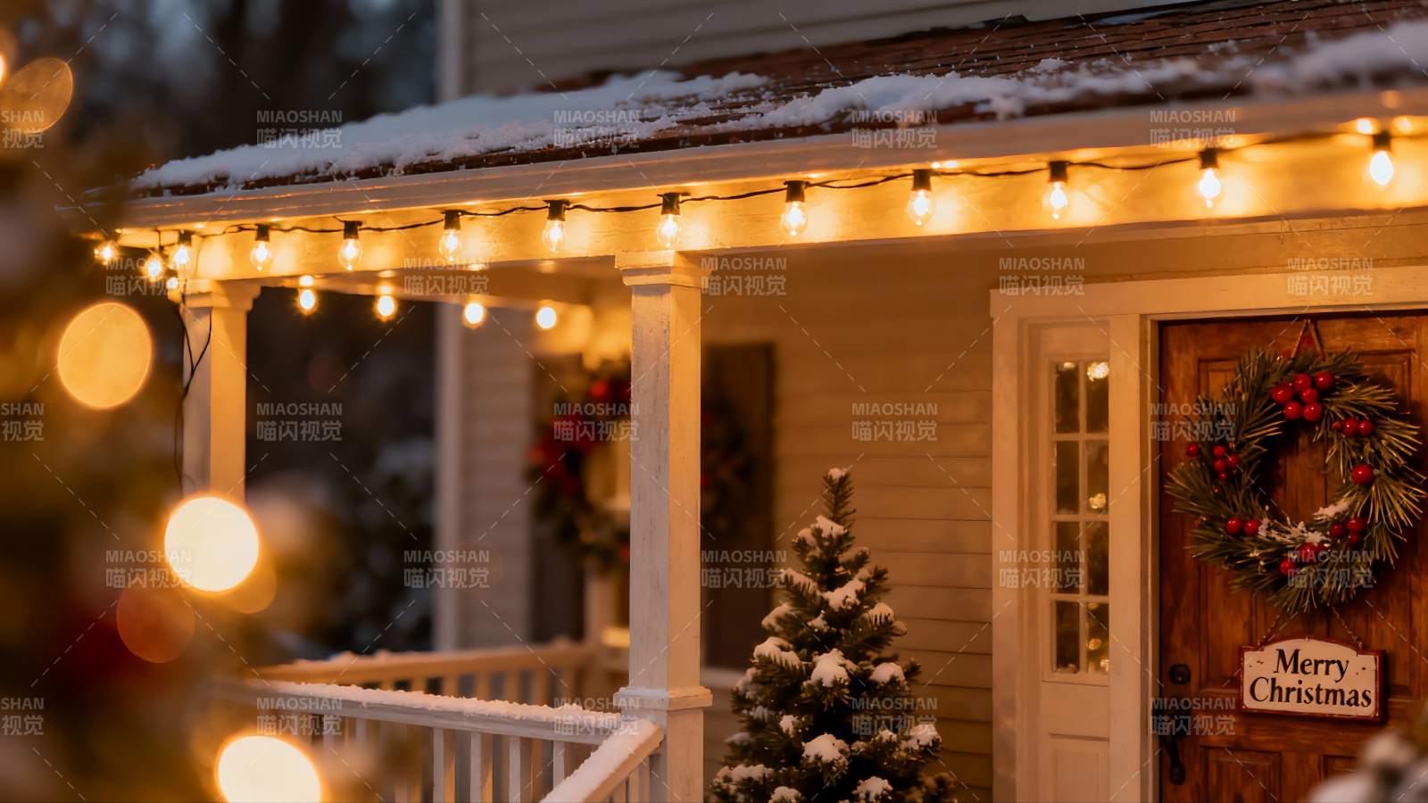 雪夜圣诞门廊灯光装饰图片