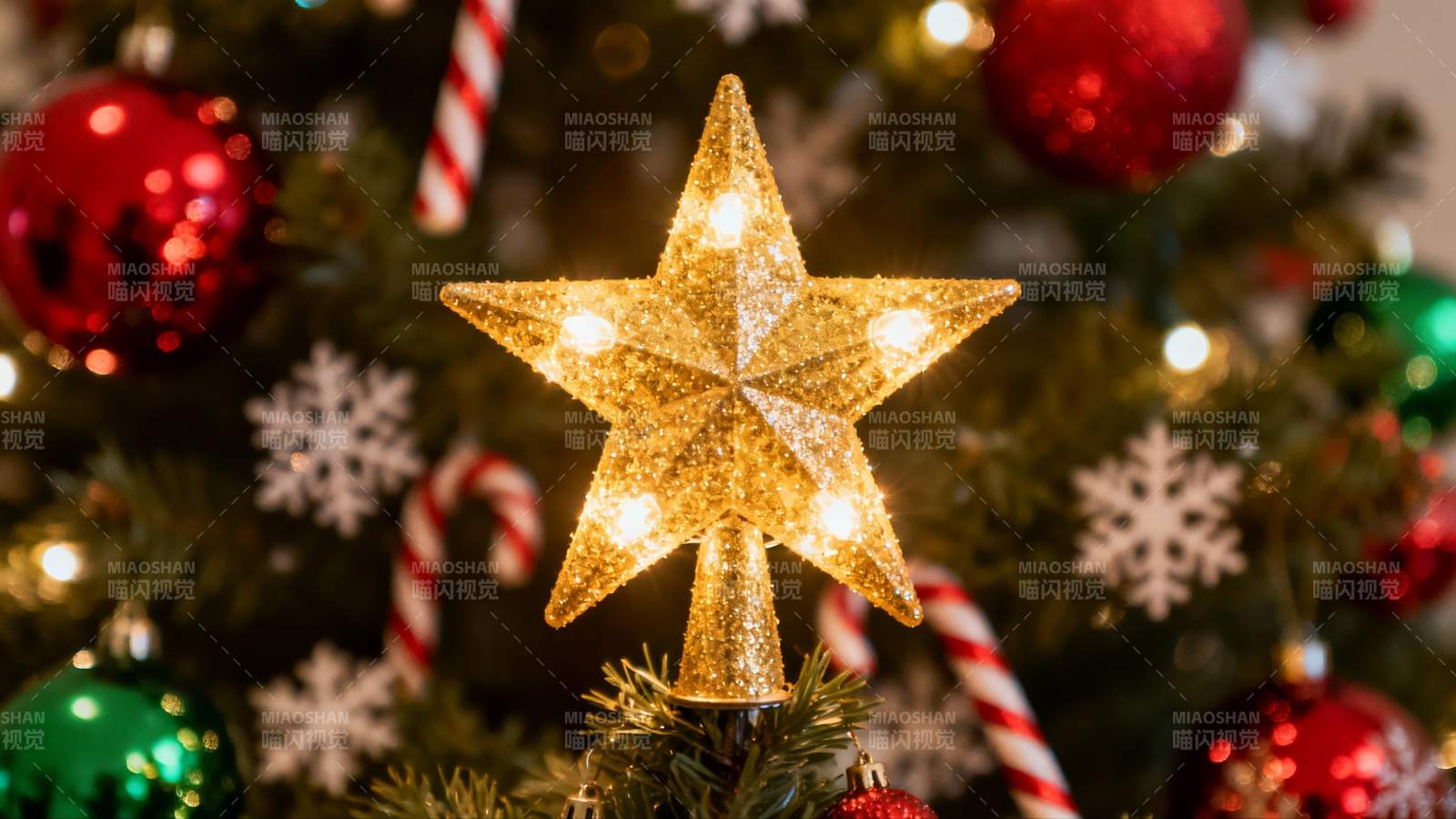 圣诞树顶星装饰特写图片