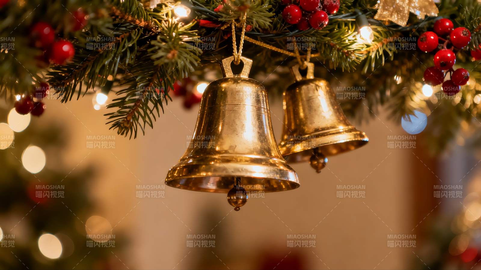 圣诞树上的金色铃铛装饰图片
