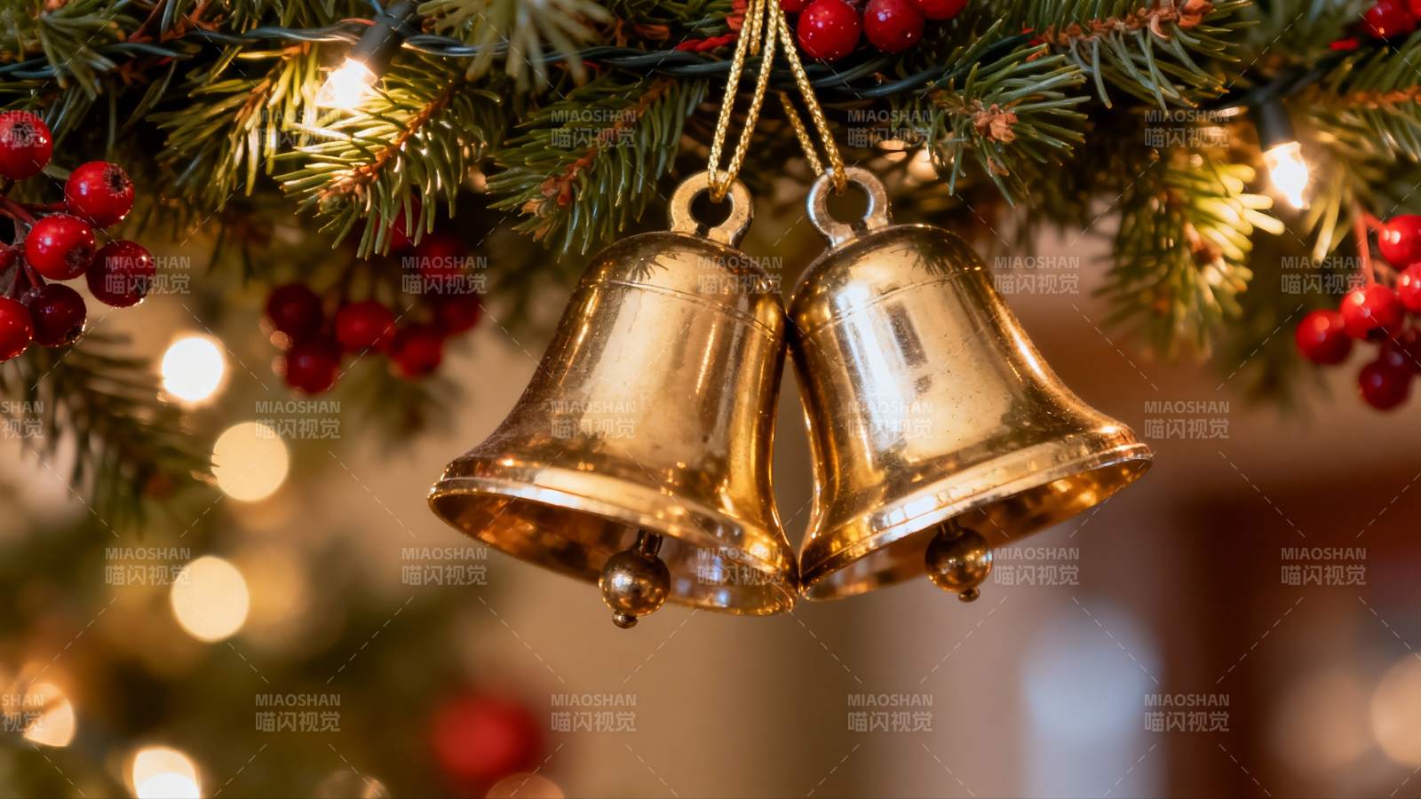 圣诞树上的金色铃铛装饰图片