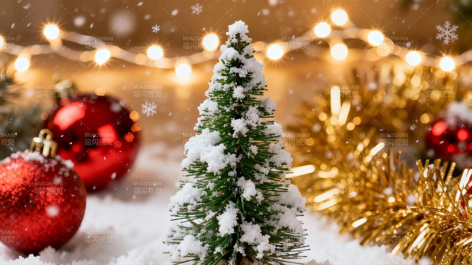 圣诞树与装饰球的节日场景图片