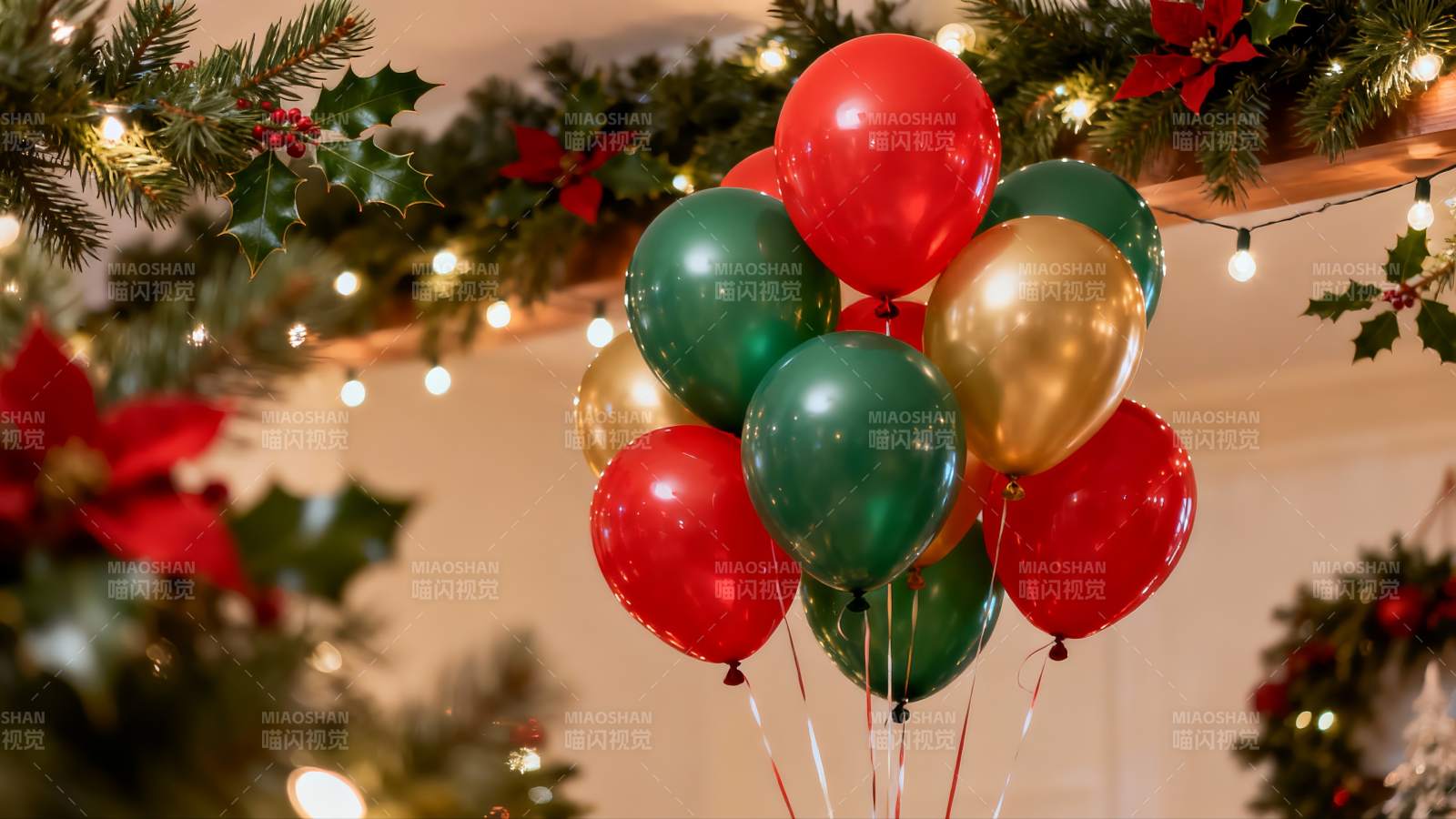 圣诞装饰气球与绿植图片