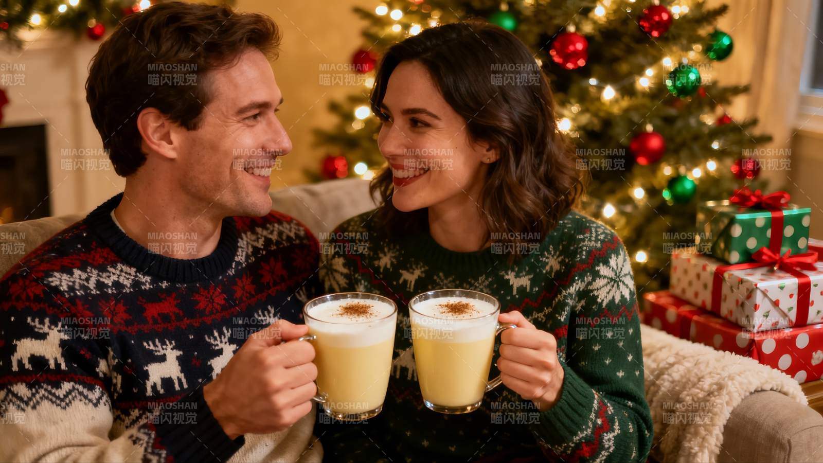 圣诞情侣举杯欢庆图片