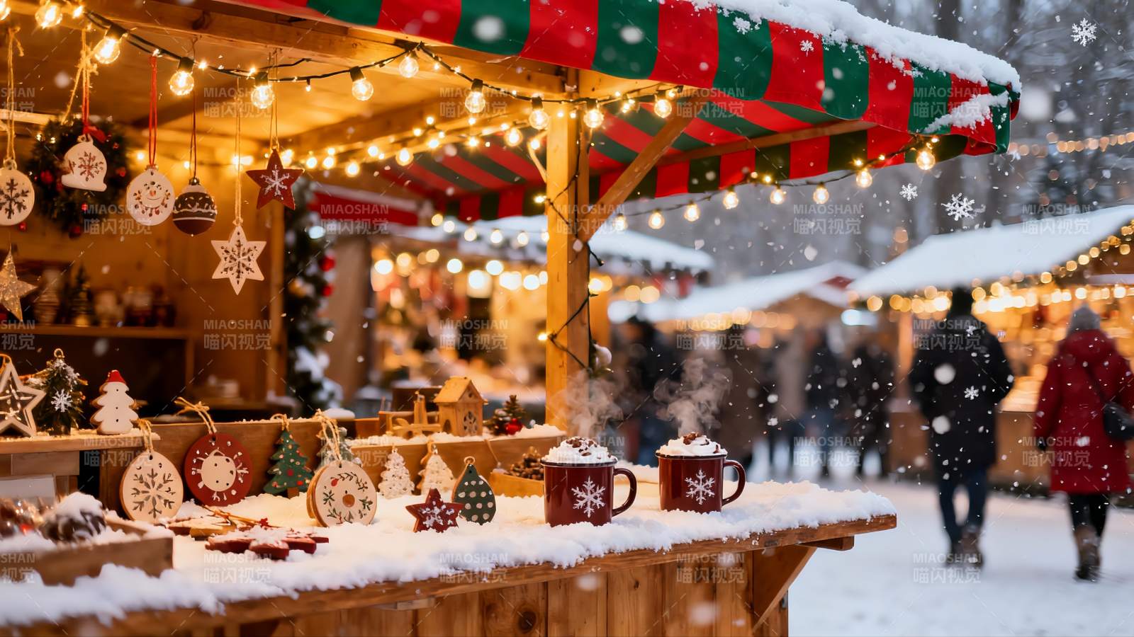 雪夜圣诞市集温馨场景图片