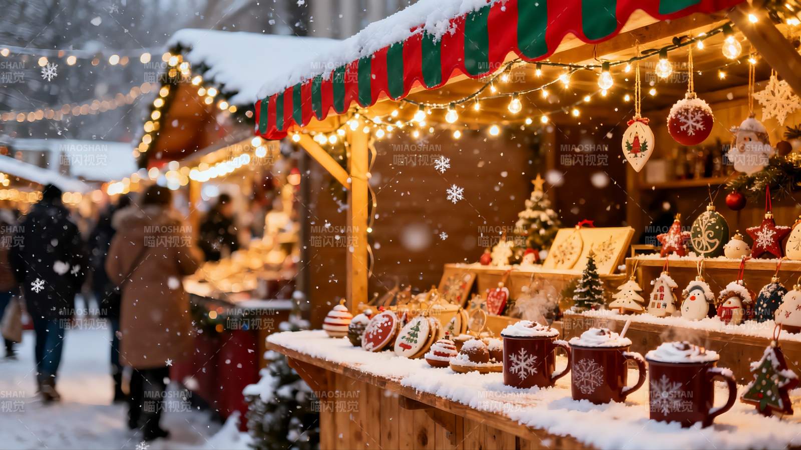 雪夜圣诞市集热闹场景图片