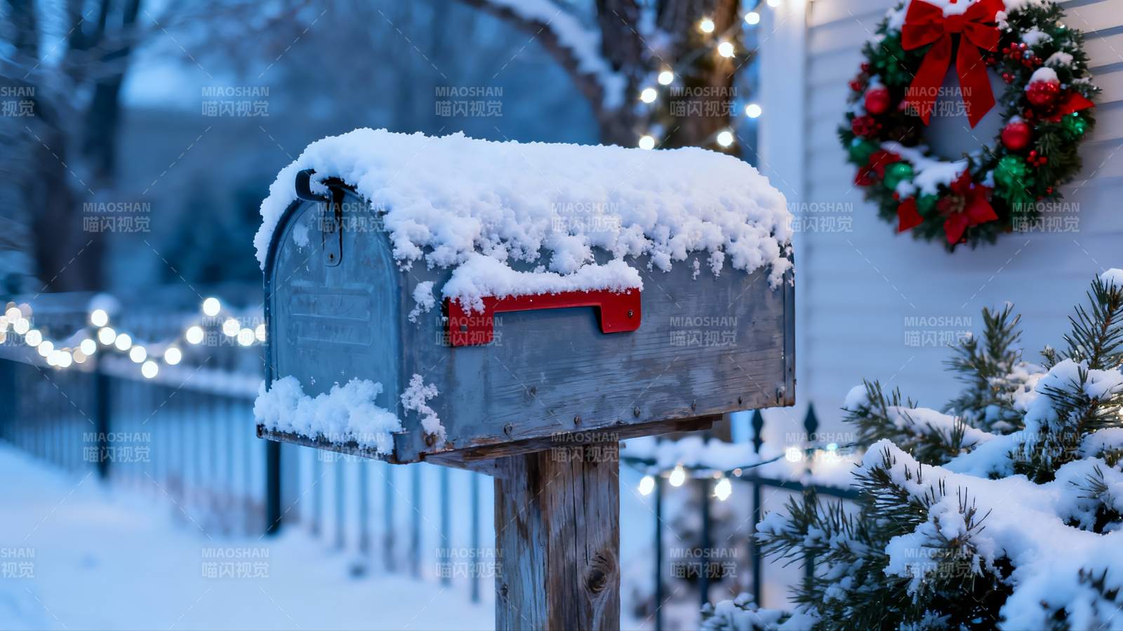 雪后圣诞装饰的邮箱与围栏图片