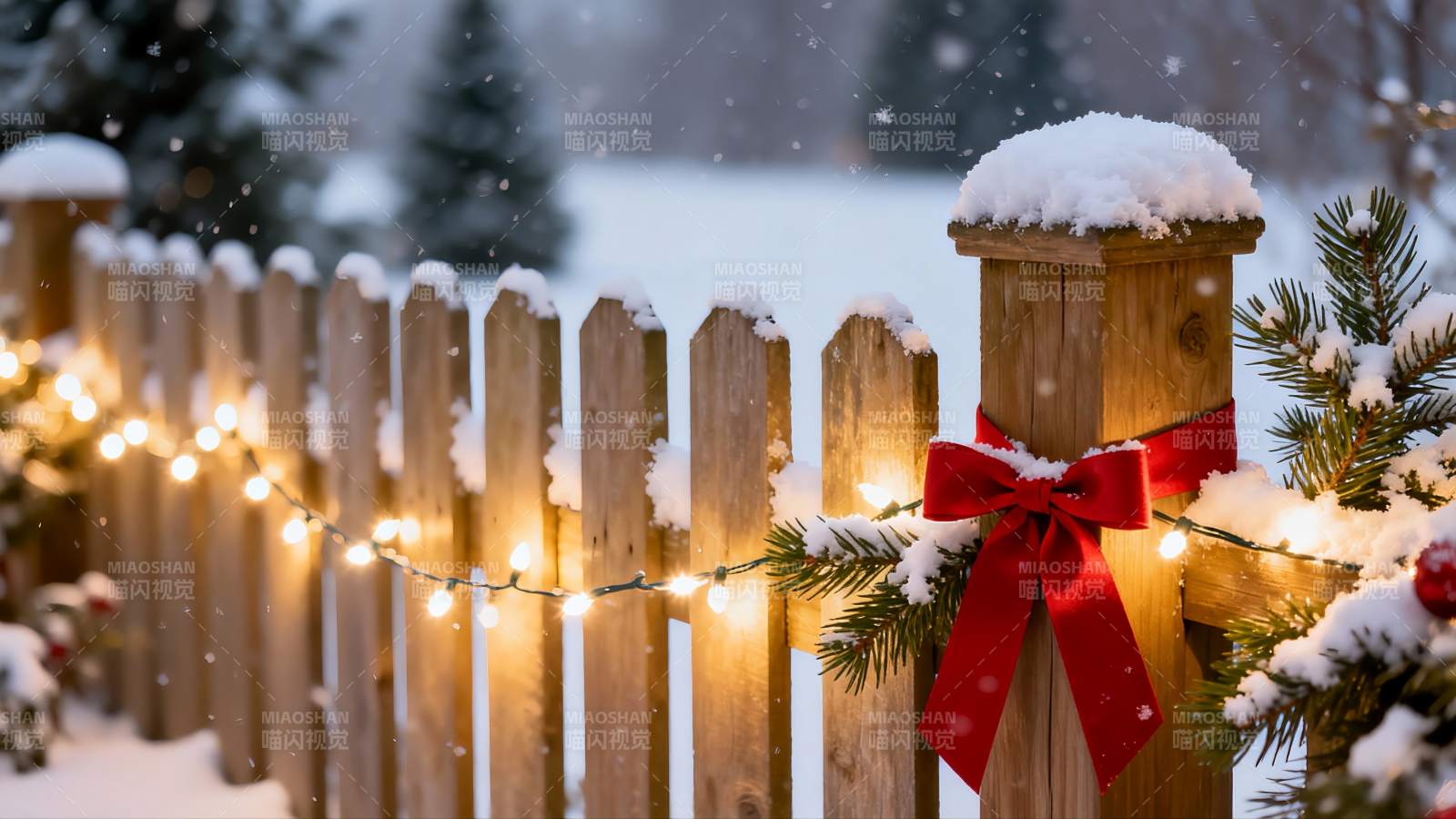 雪夜木栅栏灯光与红丝带图片