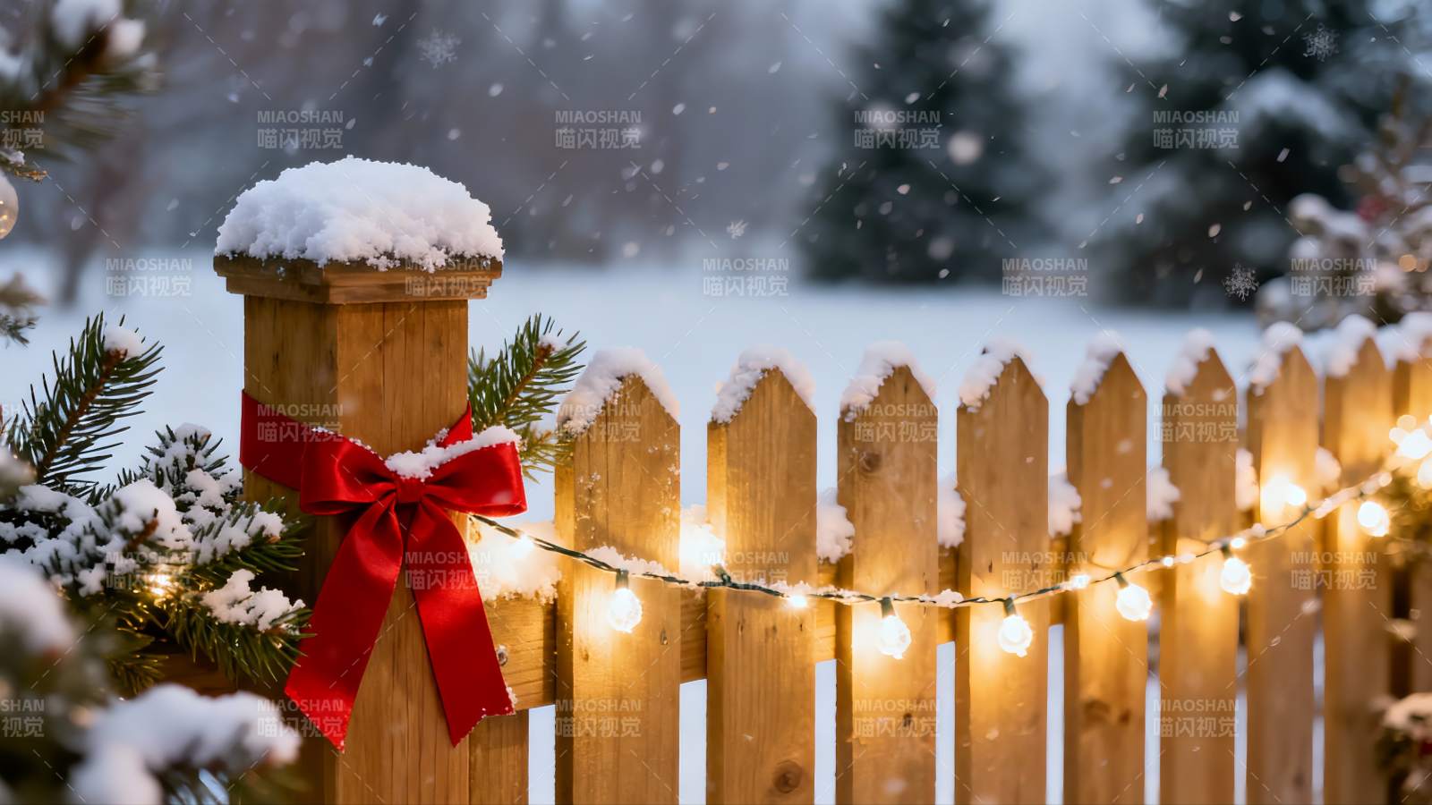 雪中木栅栏挂红丝带图片