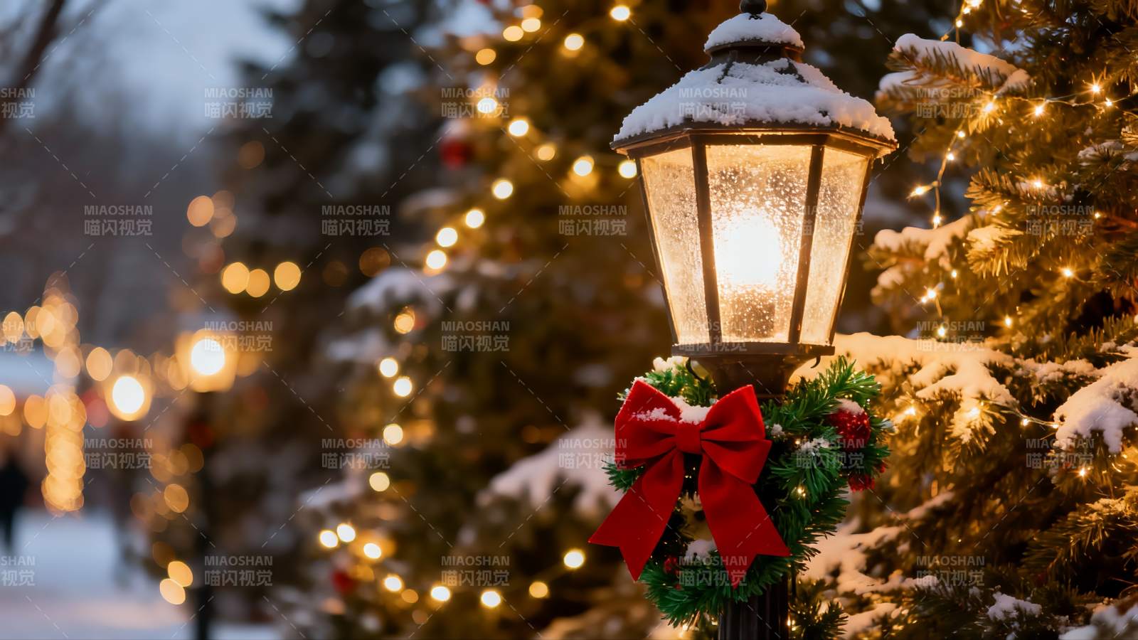 雪夜圣诞灯饰图片