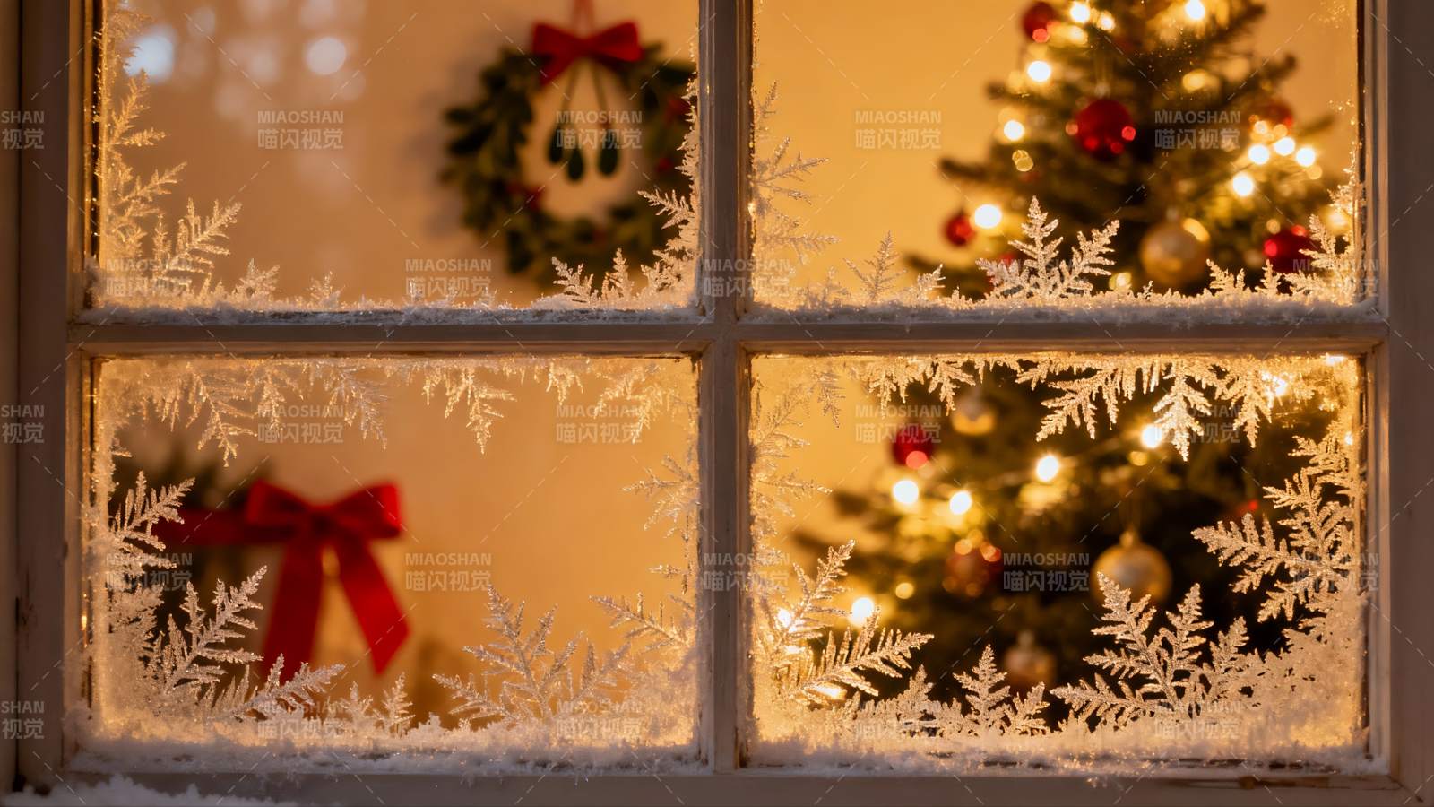 窗前圣诞树与冰花装饰图片