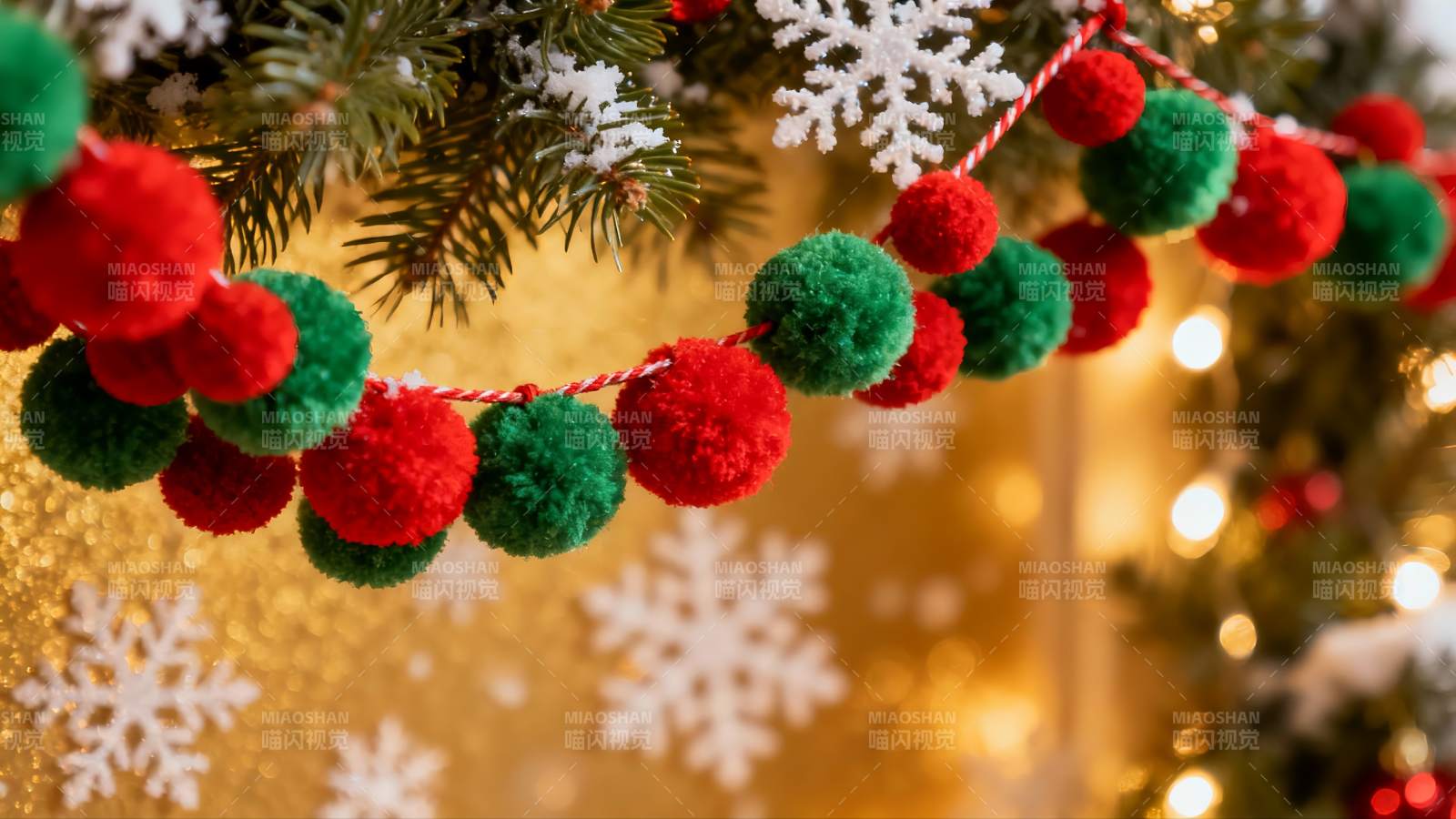 圣诞装饰红绿毛球挂饰图片