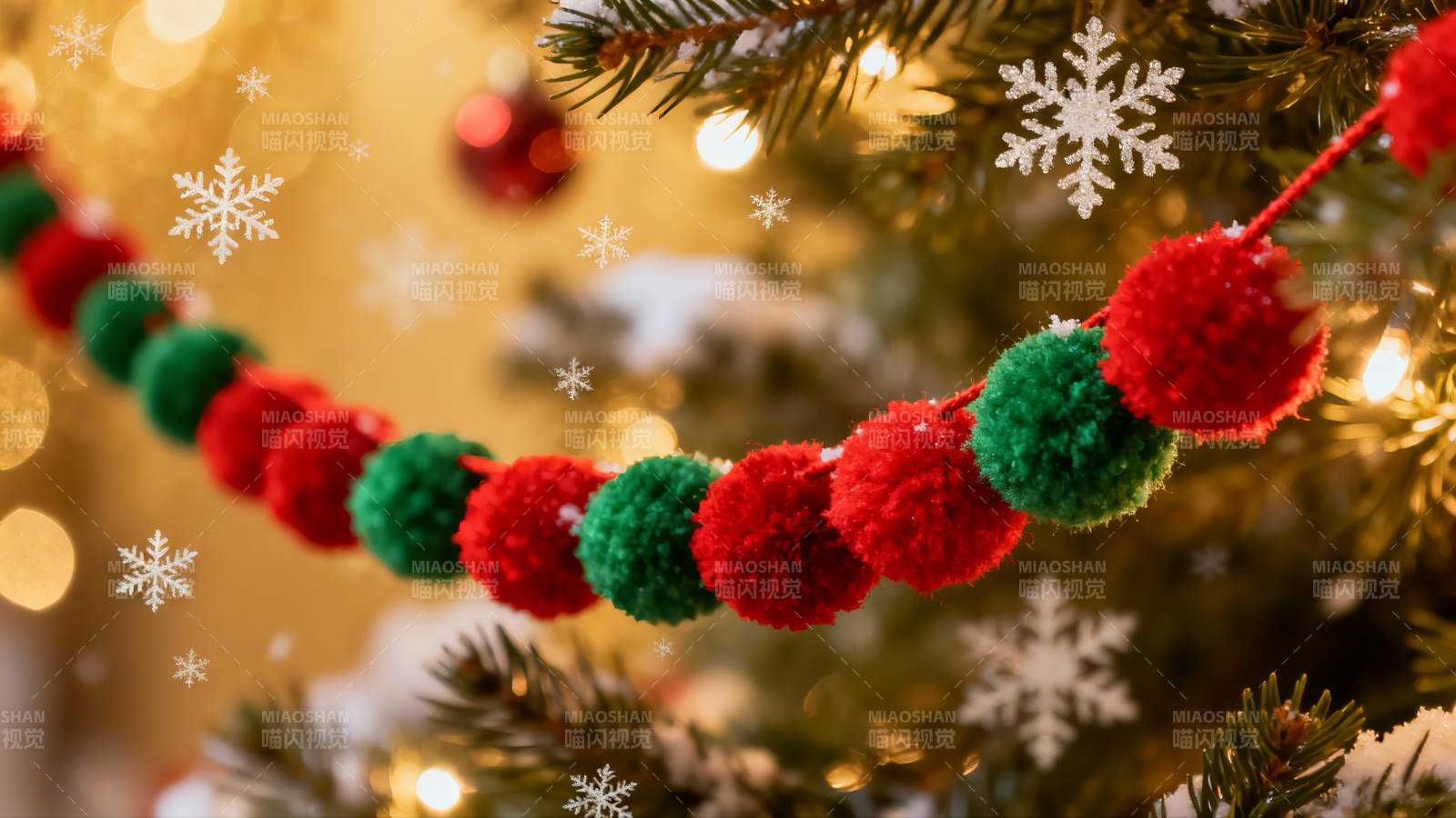 圣诞树彩球装饰特写图片