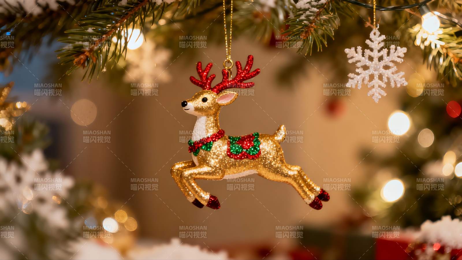 圣诞树上的金色驯鹿挂饰图片