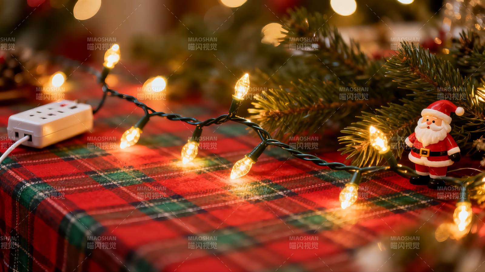 圣诞装饰灯与小摆件温馨场景图片