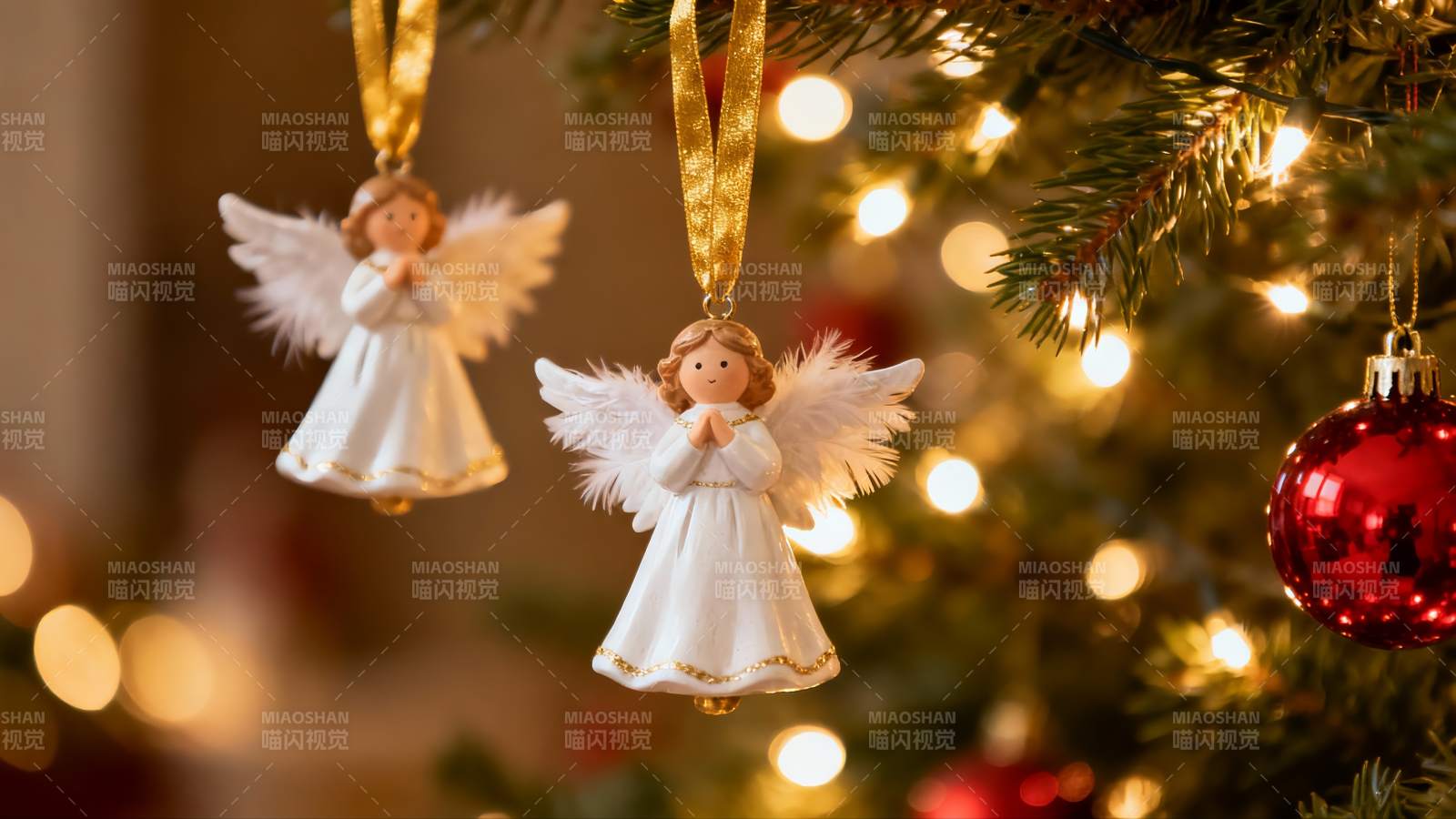 圣诞树天使挂饰温馨节日氛围图片