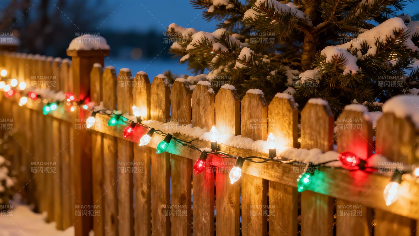 雪夜木栅栏彩灯装饰图片