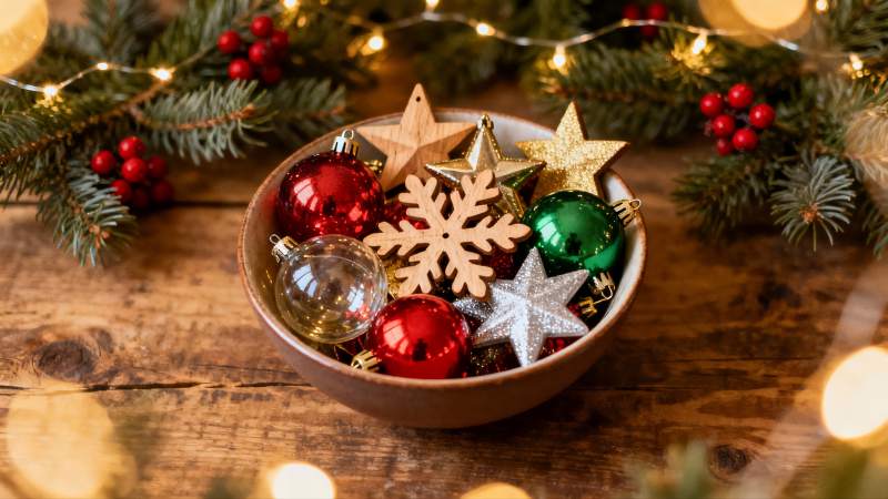 圣诞装饰球与松枝摆拍图片