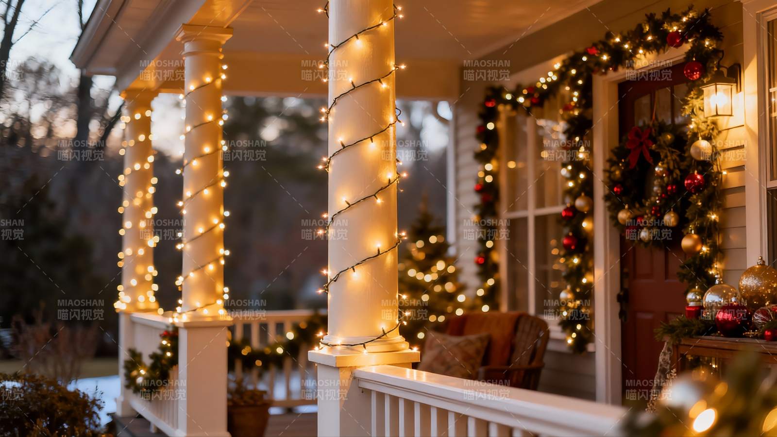 圣诞装饰的温馨门廊夜景图片