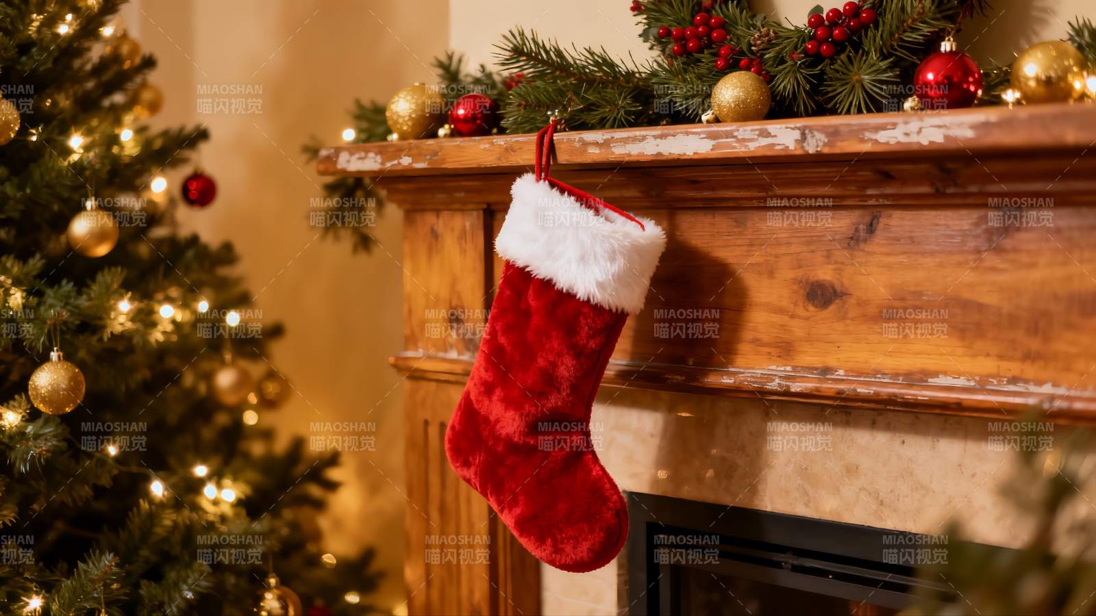 圣诞树旁壁炉挂袜节日装饰图片