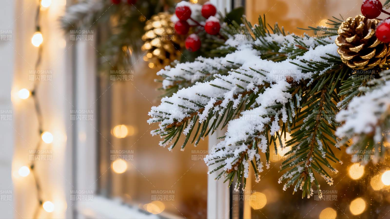 雪覆松枝节日装饰图片