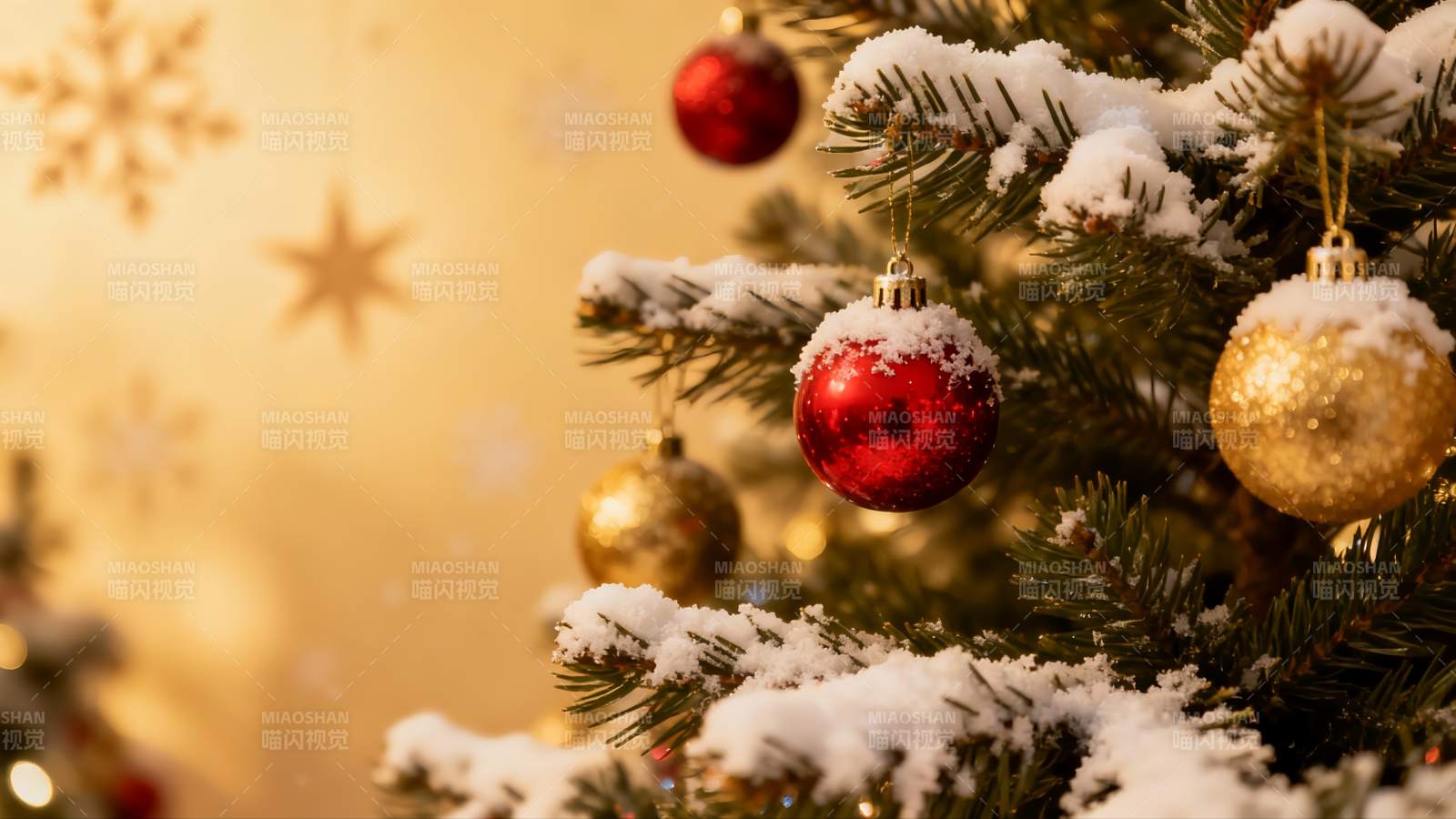 雪覆圣诞树挂饰特写图片