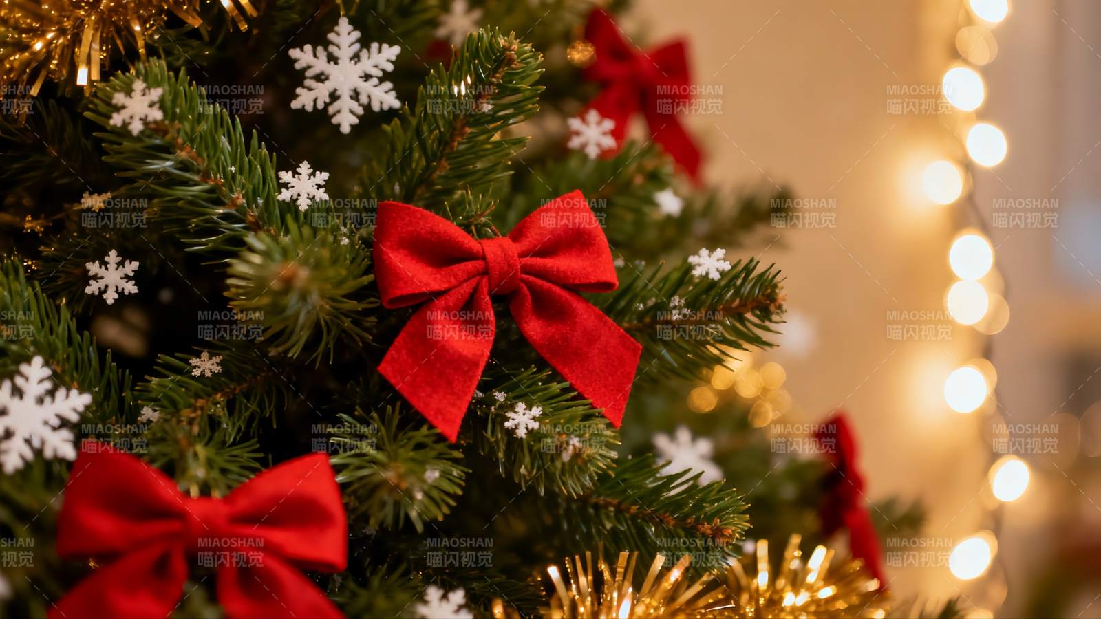 圣诞树装饰特写节日氛围浓厚图片