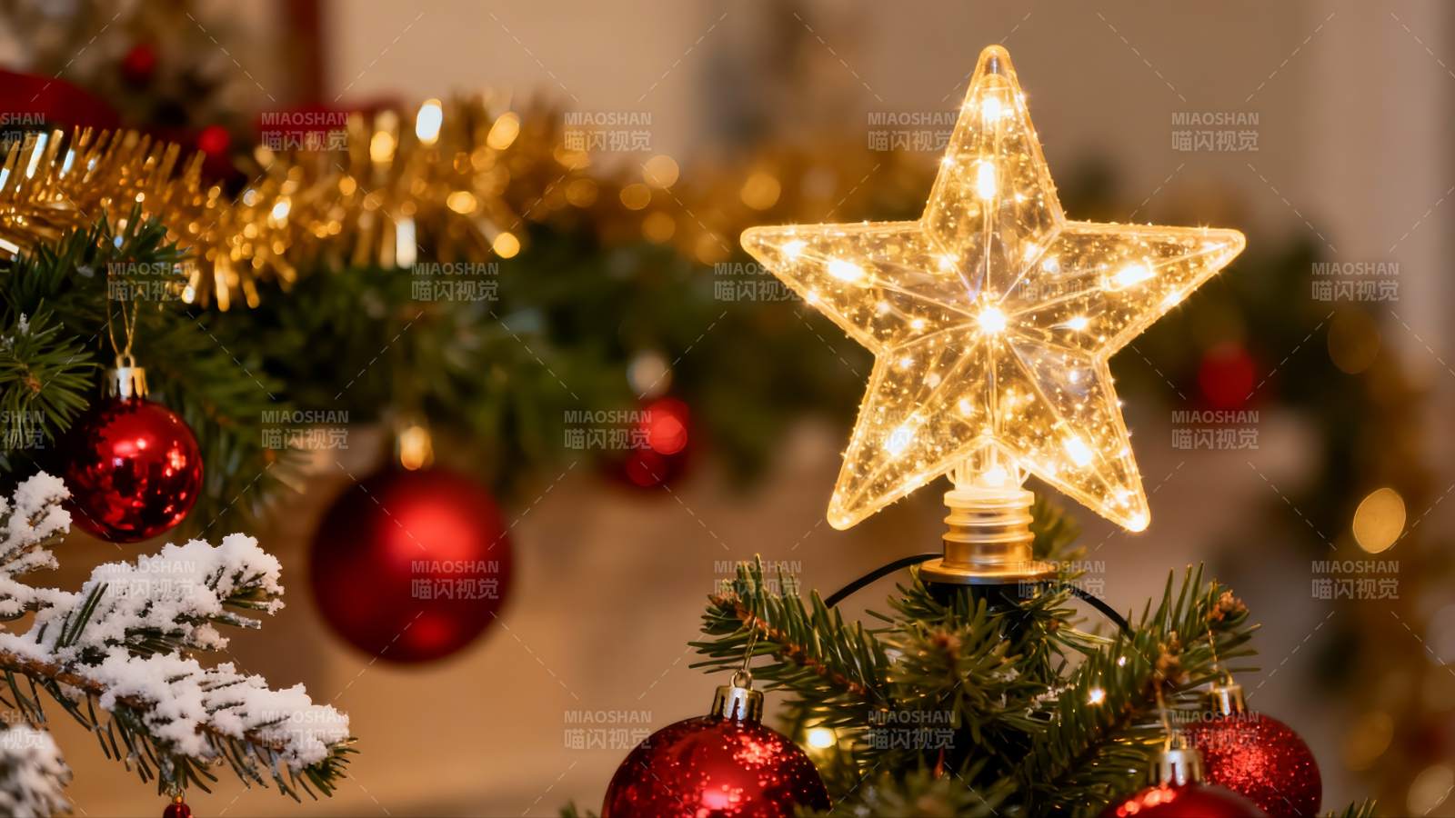 圣诞树顶星灯装饰特写图片