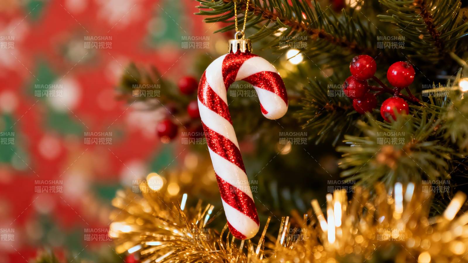 圣诞树上的拐杖糖装饰图片