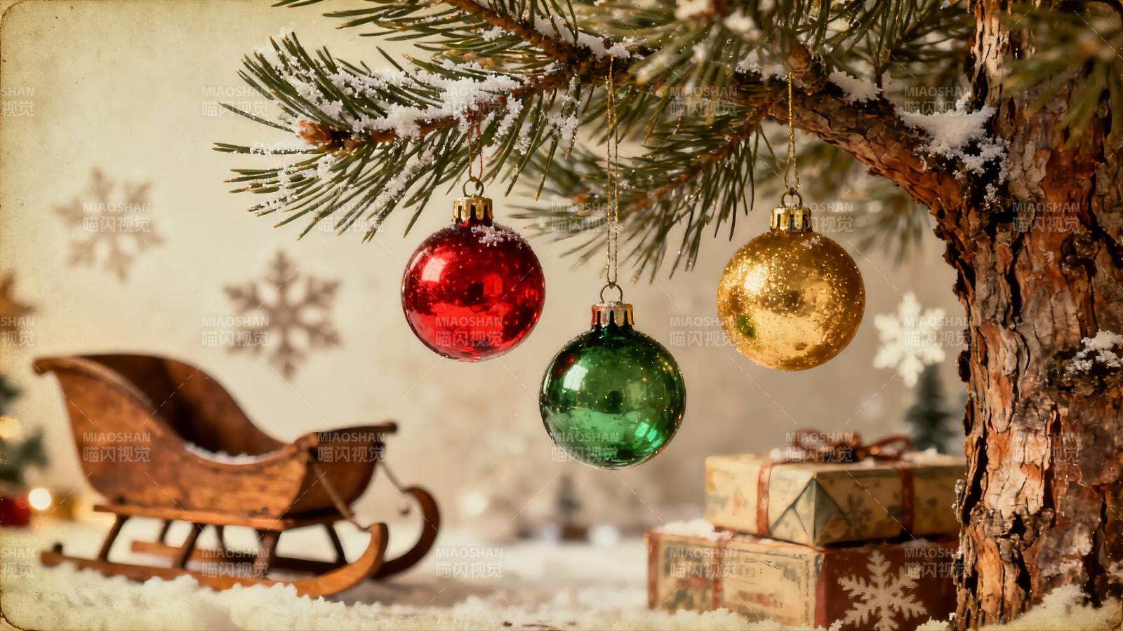 圣诞树下雪景与装饰球图片