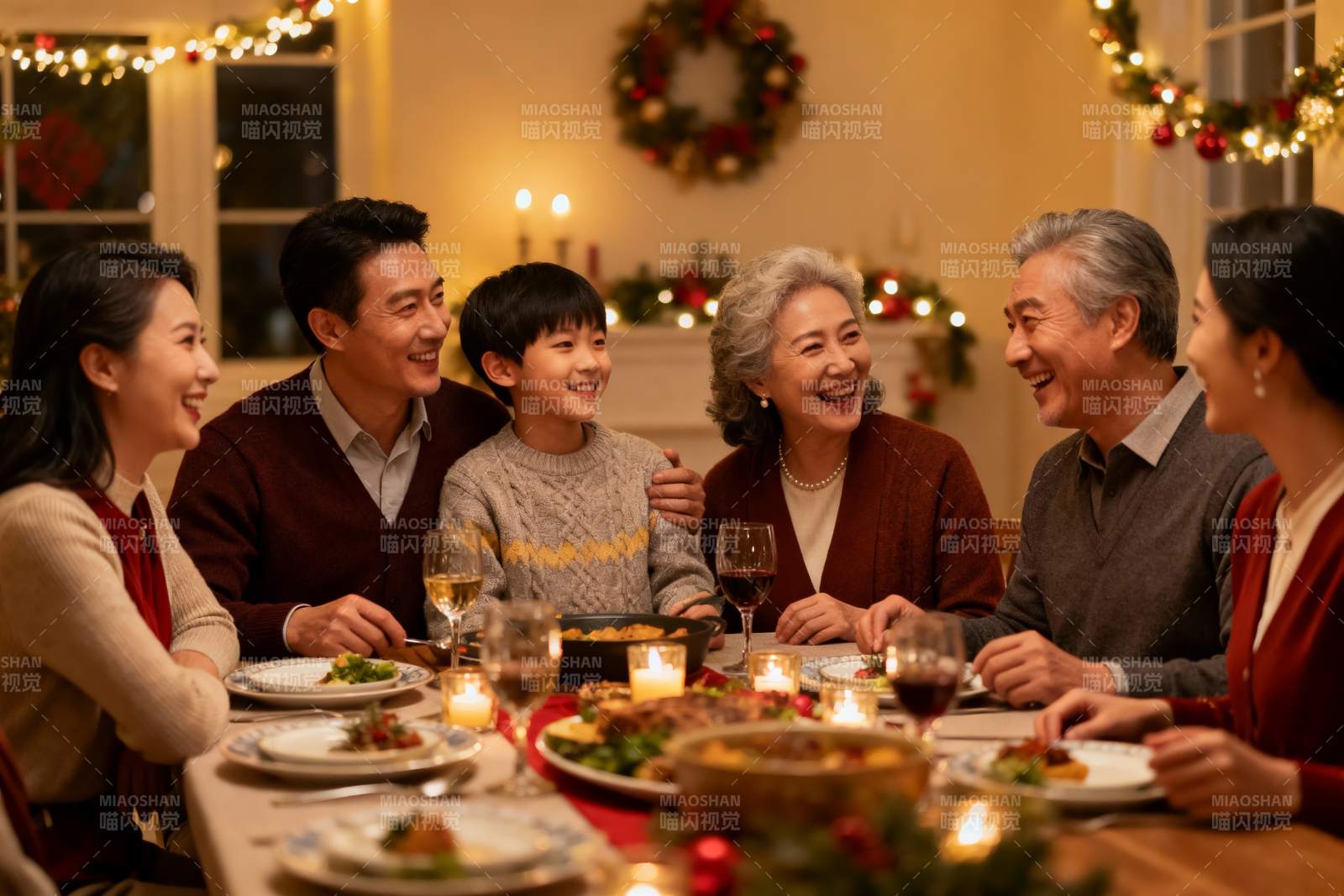 温馨家庭圣诞聚餐场景图片